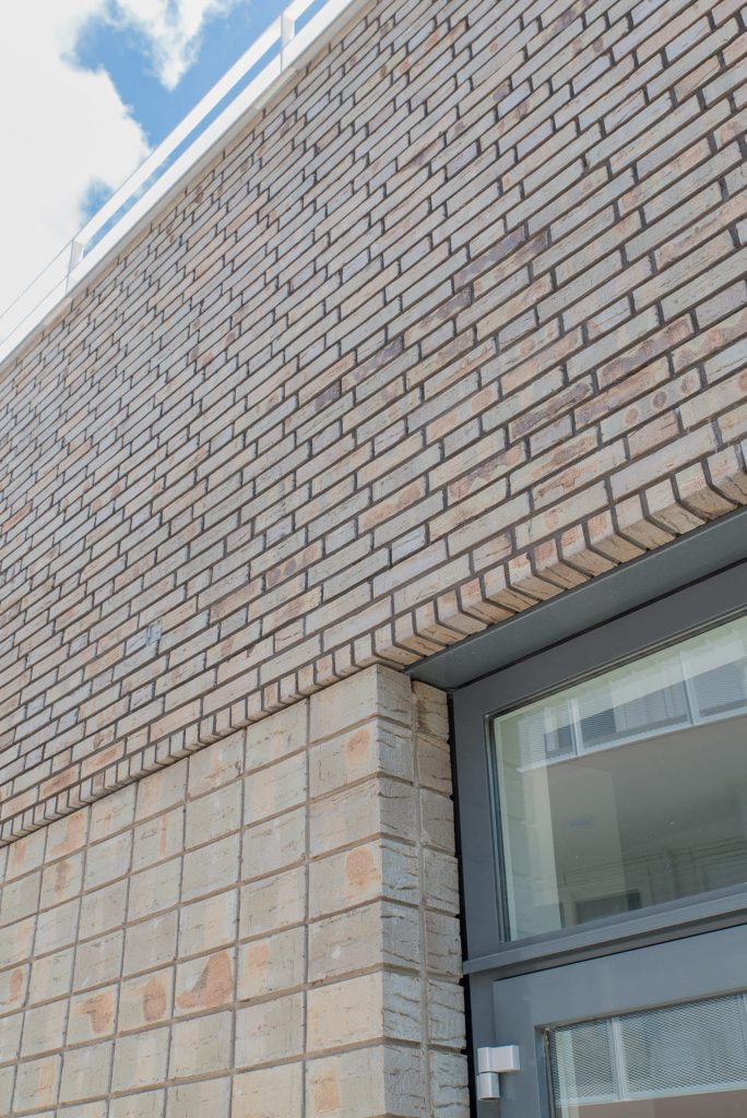 Detail van verschillend metselwerk boven een raam