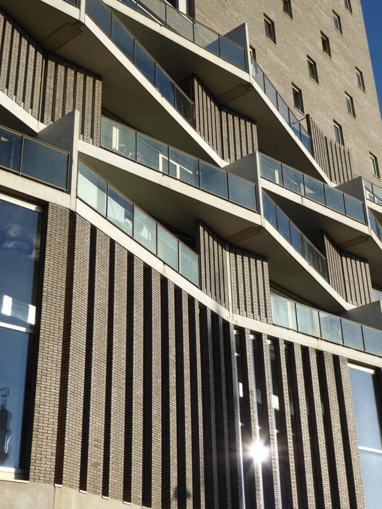 De Kameleon Karspeldreef Amsterdam kolommen balkon en hoogbouw