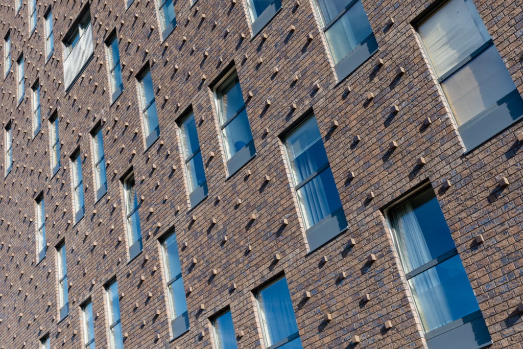 Gevel met uitstekende elementen bij Kop van Oost in Groningen