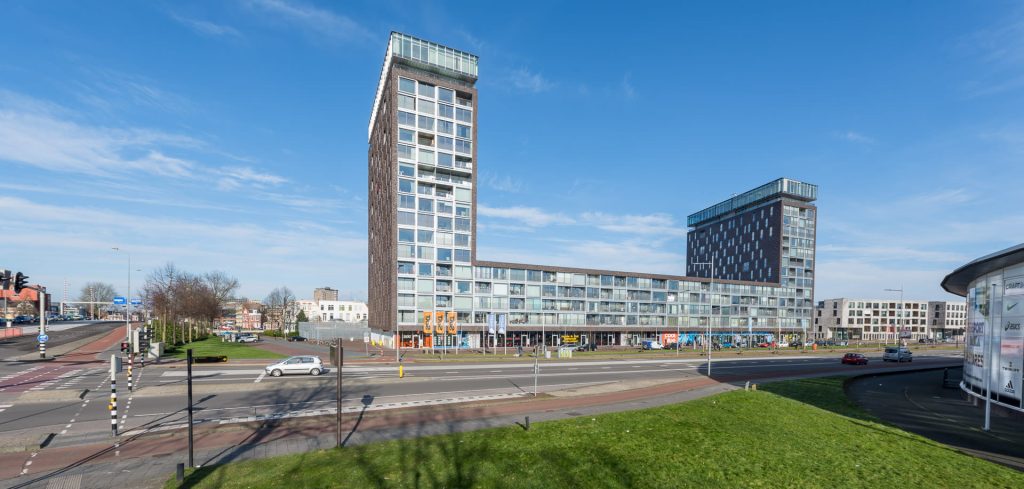 Kop van Oost Groningen twee torens met appartementen vooraanzicht