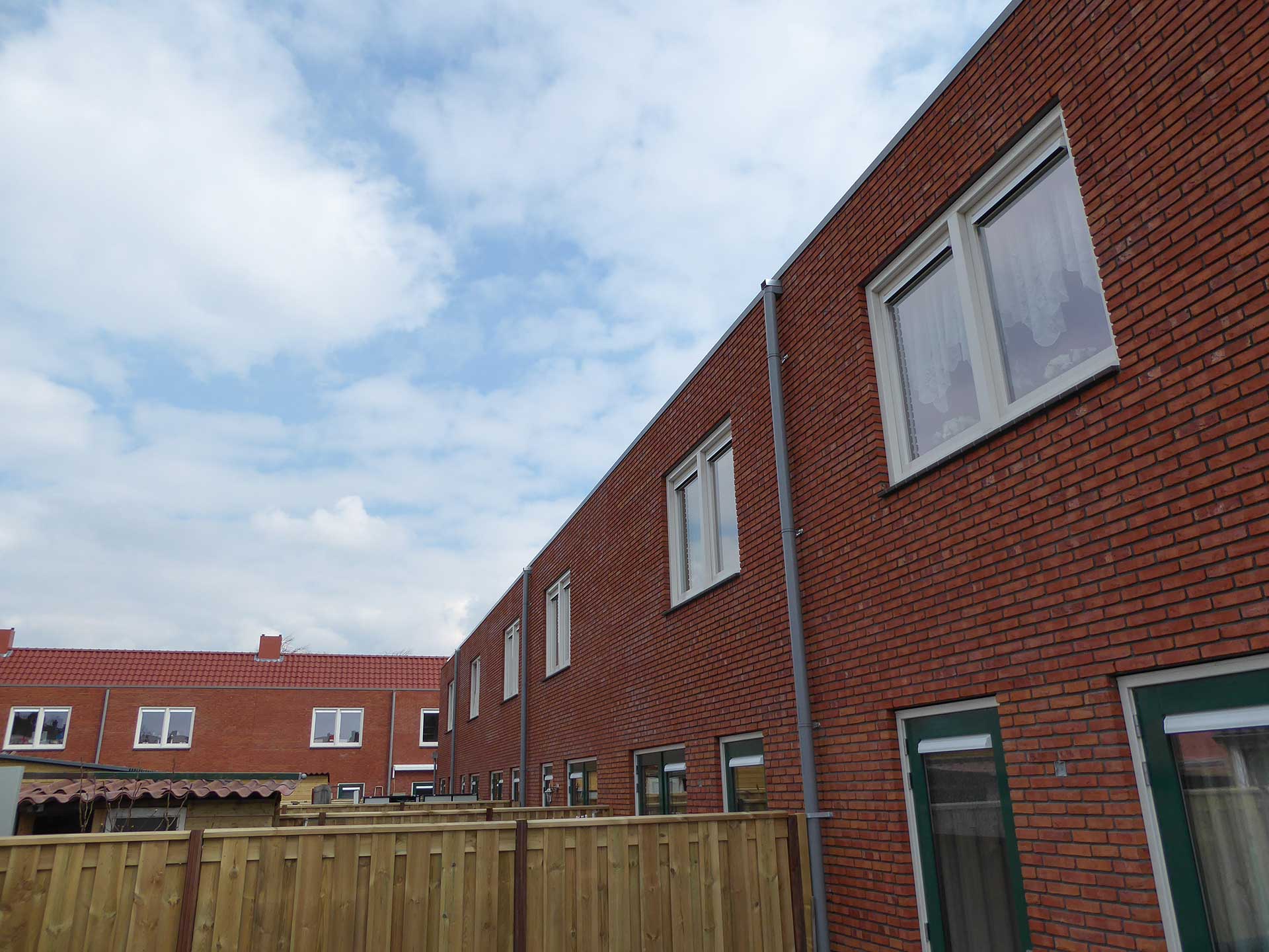 Havenbuurt Zaandam achterkant rij woningen met rode steen