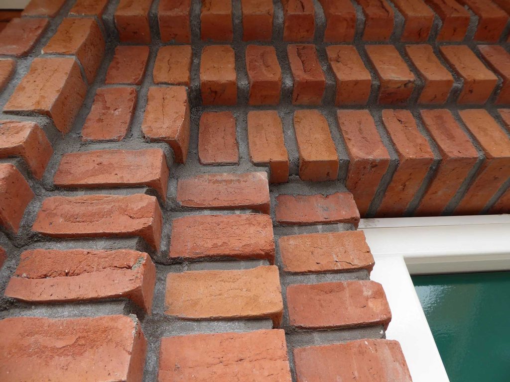 Havenbuurt Zaandam detail van verschillende lagen metselwerk rond een deur