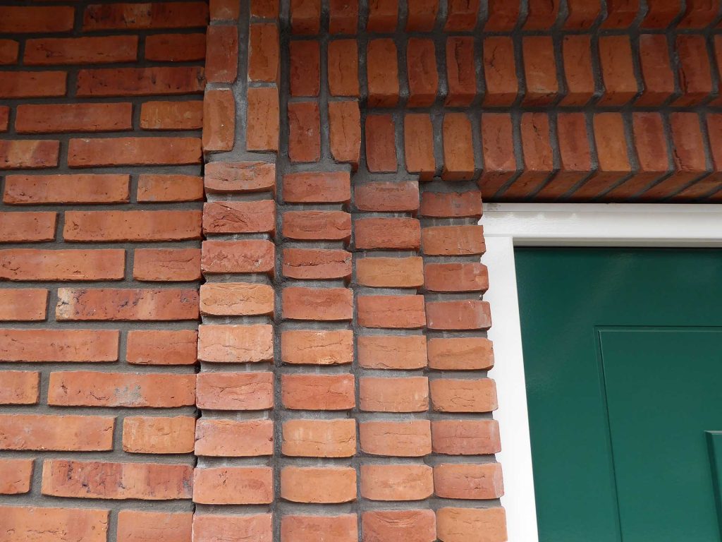 Havenbuurt Zaandam detail van verschillende lagen metselwerk rond een deur