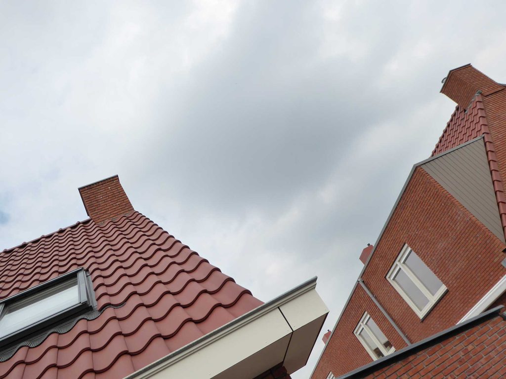Havenbuurt Zaandam dak met rode dakpannen en huizen met rode steen
