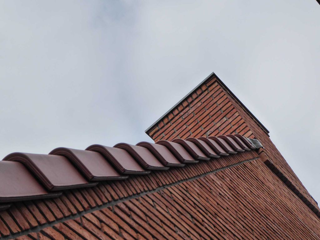 Havenbuurt Zaandam onderaanzicht van gevel met rode baksteen en dak