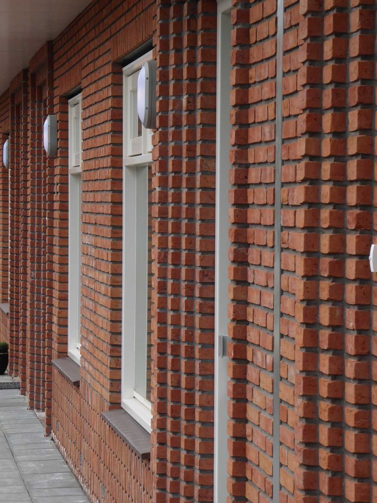 Havenbuurt Zaandam zicht op rij met voordeuren en