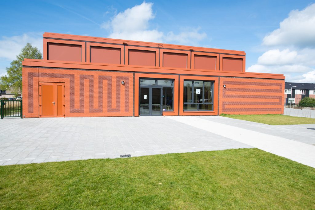 Nieuwbouw MFA Lemstervaart met rode steen en rode voeg met vlakken ind e gevel