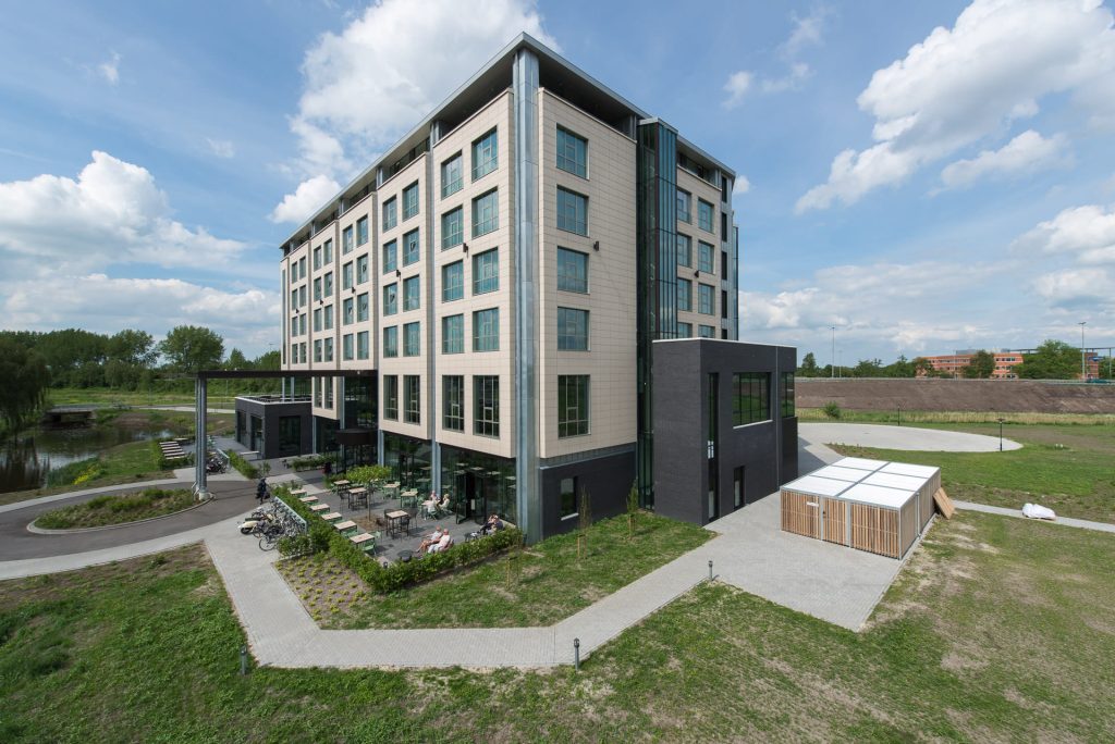 Zicht op de hoekzijde van het Van der Valk Hotel