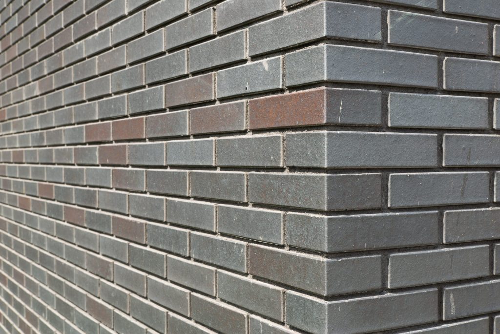 Hoek van een gevel met donkere bakstenen