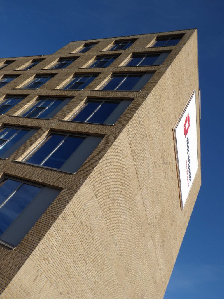 Zeeburgereiland Amsterdam zijaanzicht met logo Van Wijnen