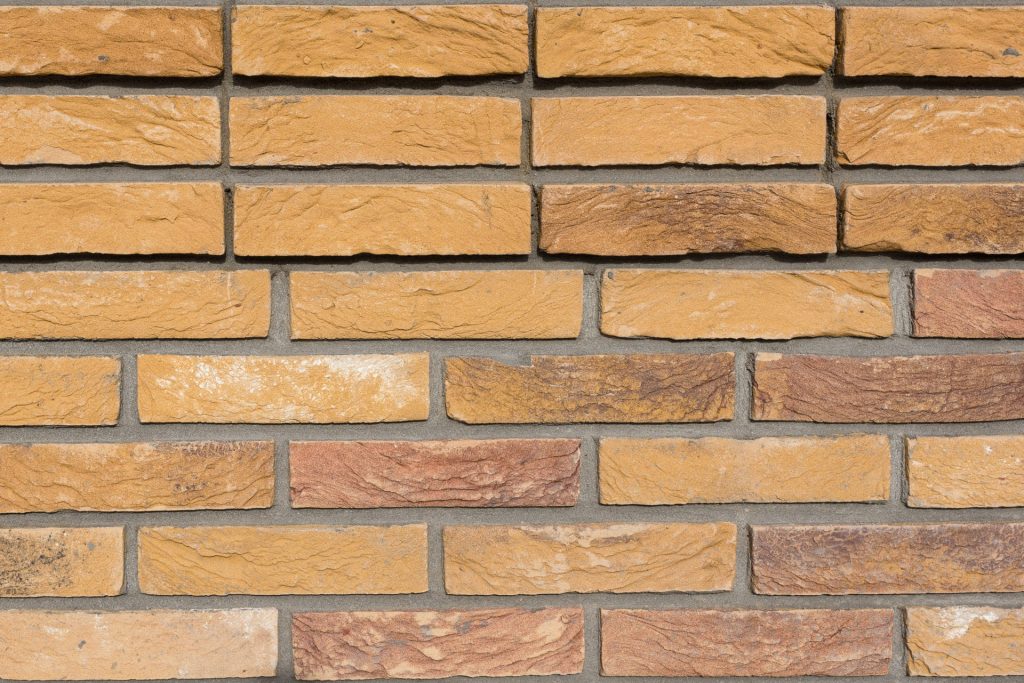 Detail van metselwerkverbanden met gelige steen bij Hoornbeekcollege Rotterdam