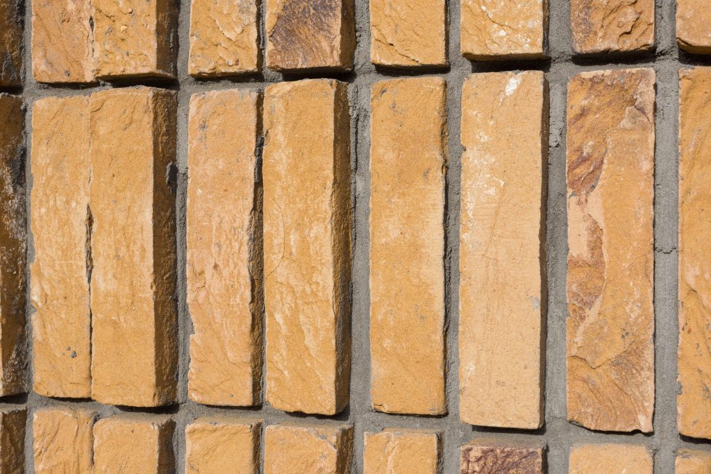 Detail staand metselwerk met gele steen