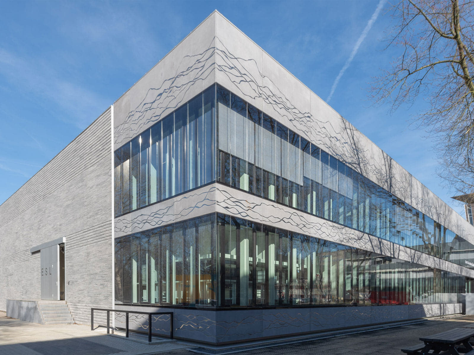 Zijaanzicht van een gebouw van betonstrips en glas