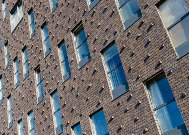 Gevel met uitstekende elementen bij Kop van Oost in Groningen