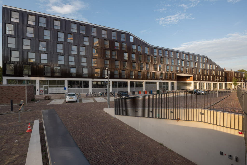 Overzicht van het gebouw Keramus waarbij gewerkt is met bruine Argeton tegels