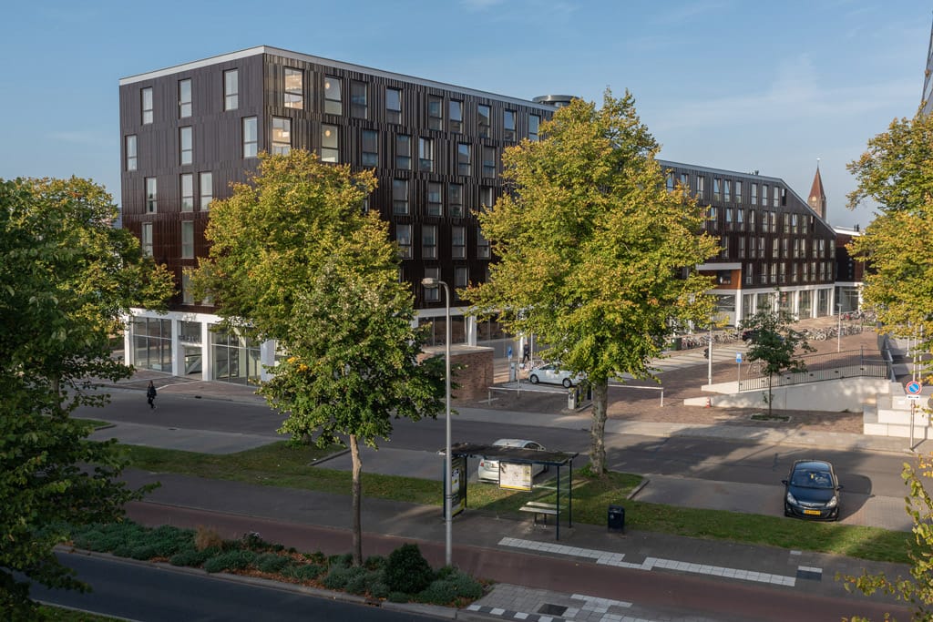 Keramus in utrecht met bruine Argetontegels gezien vanaf de overkant van de straat