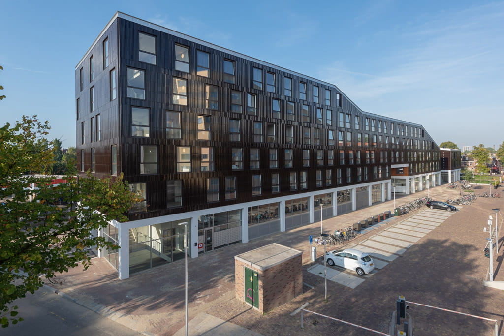 Hoek van het gebouw Keramus in utrecht met bruine Argeton tegels