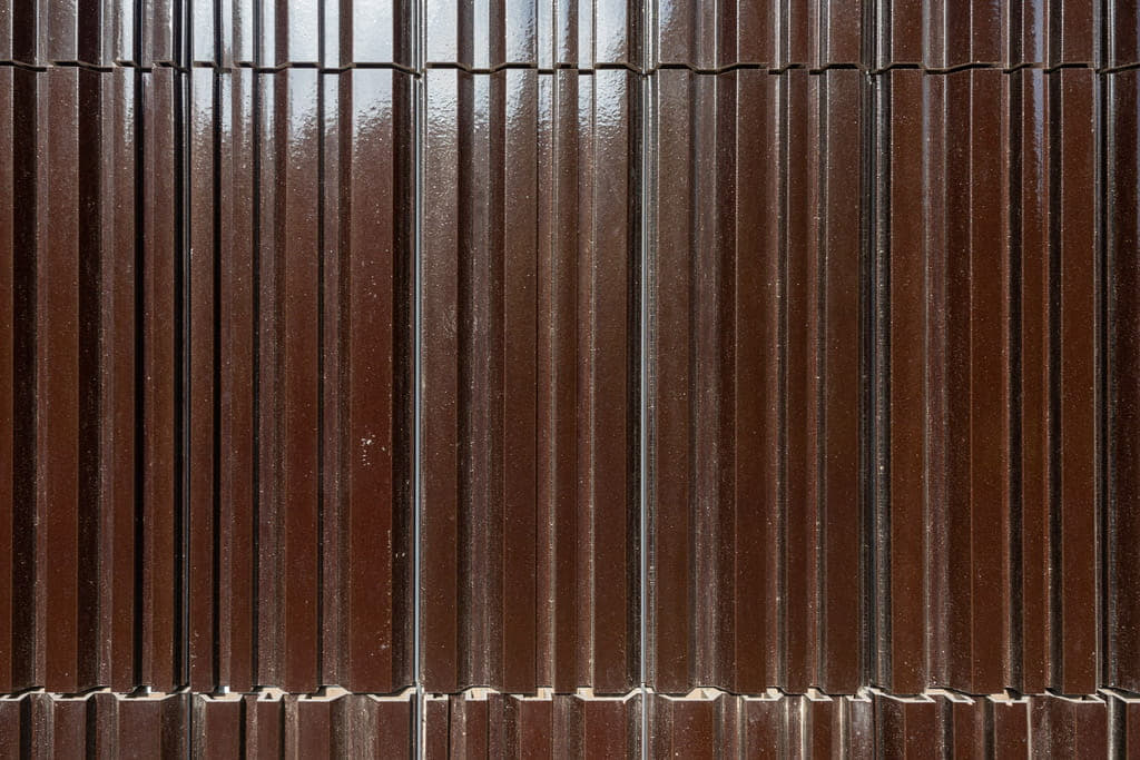 Detail van tegels van bruin argeton