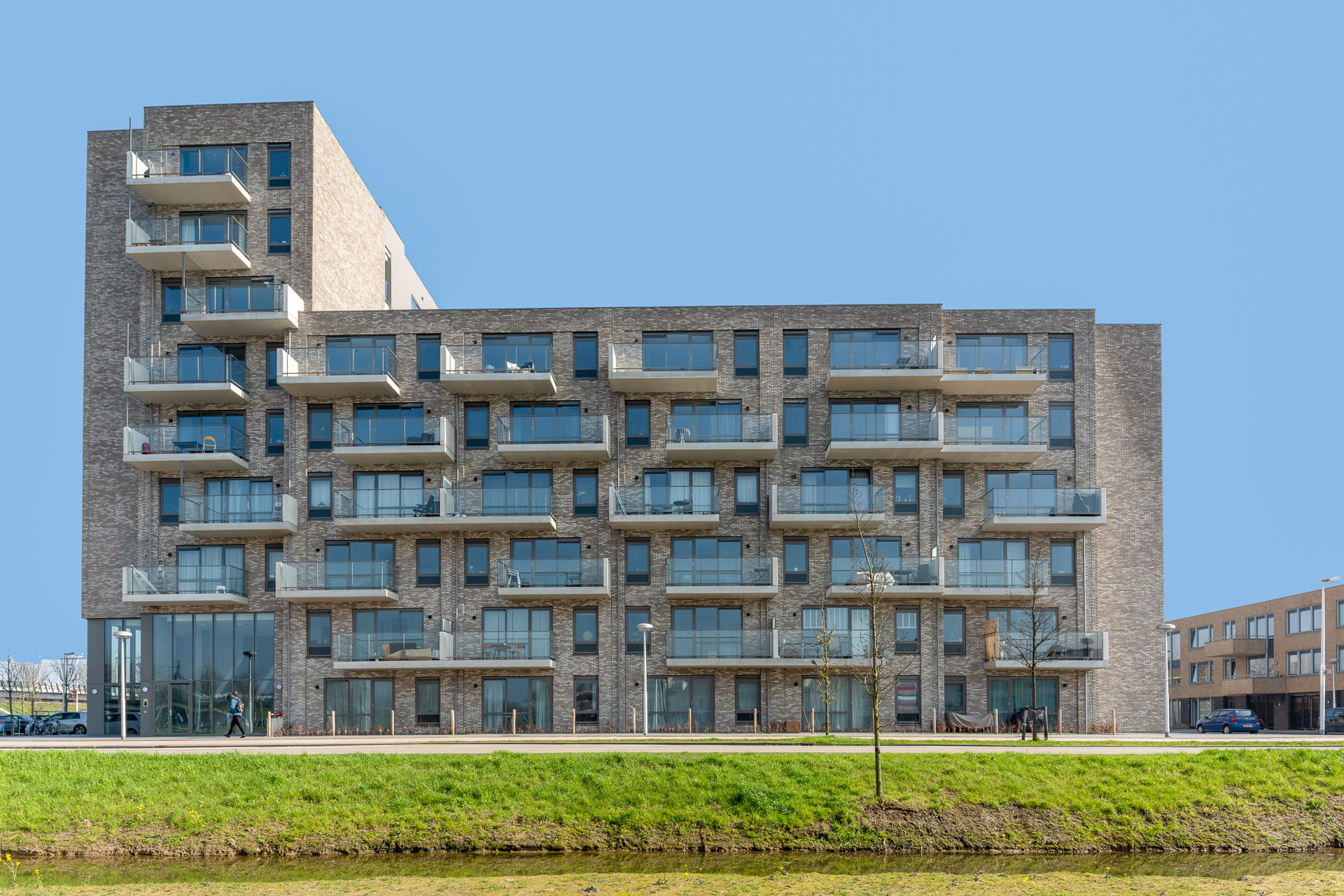 Gebouw met lichte stenen tegen een blauwe lucht