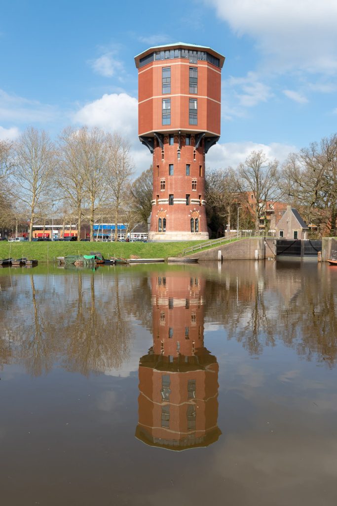 Zwolse Watertoren met gracht op voorgrond