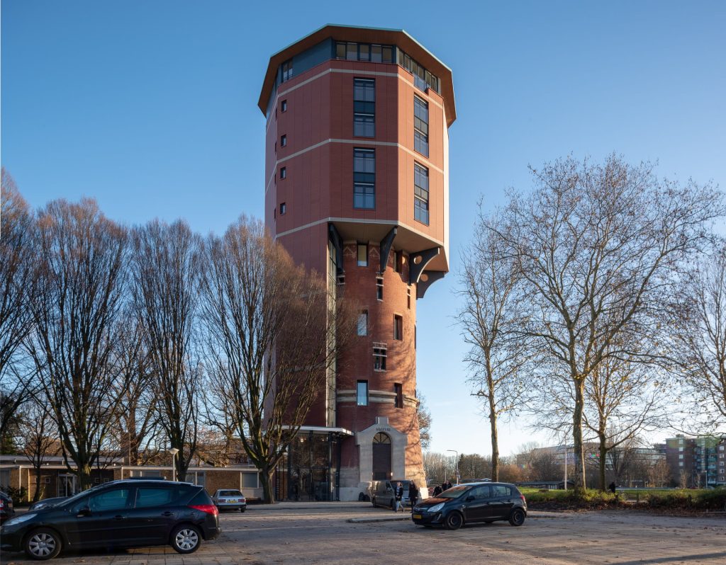 Zwolse Watertoren met blauwe lucht en parkeerplaats op voorgrond