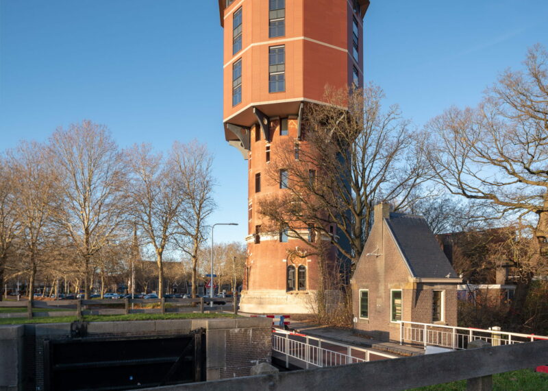 Zicht op Zwolse Watertoren met dijk en huisje op voorgrond