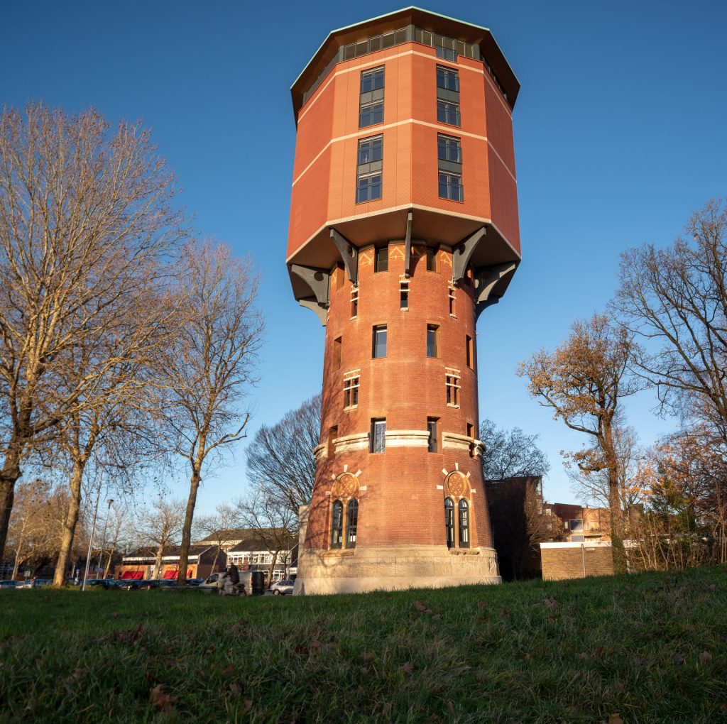 Zwolse Watertoren met blauwe lucht en bomen