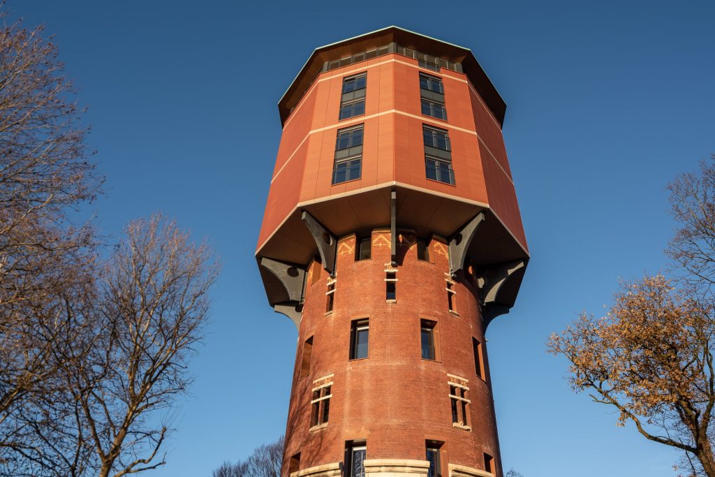 Zwolse Watertoren met zicht op de grote kap in roodbruine kleur