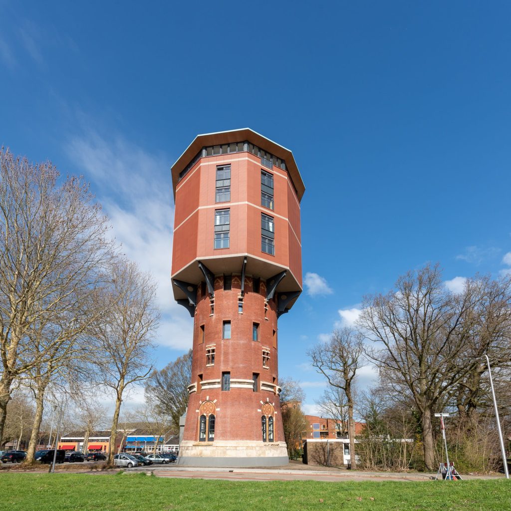 Zwolse Watertoren met groen en bomen rondom