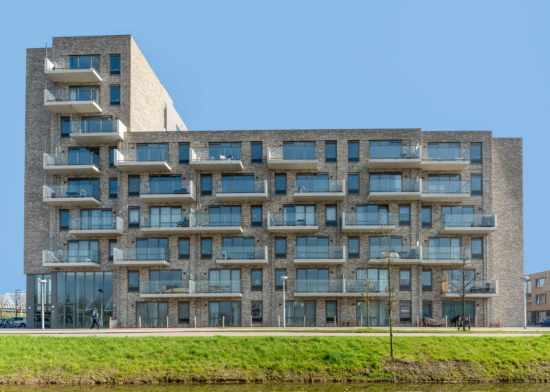 Gebouw met lichte stenen tegen een blauwe lucht