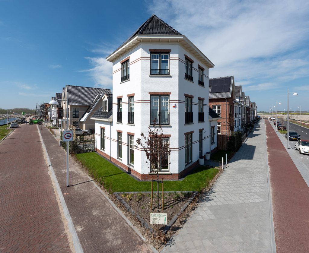 Wit hoekhuis met zicht op twee straten