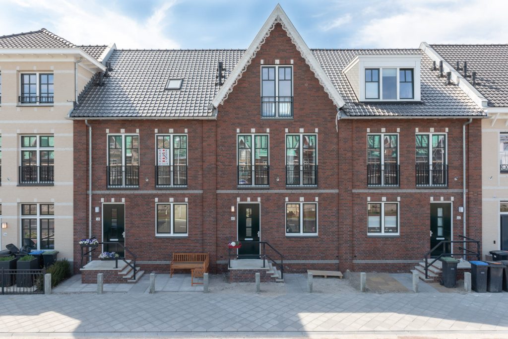 Een rij huizen in verschillende kleuren in eind 19e eeuwse stijl