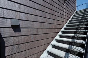 Zijaanzicht van een roodbruin gebouw met Architile tegels