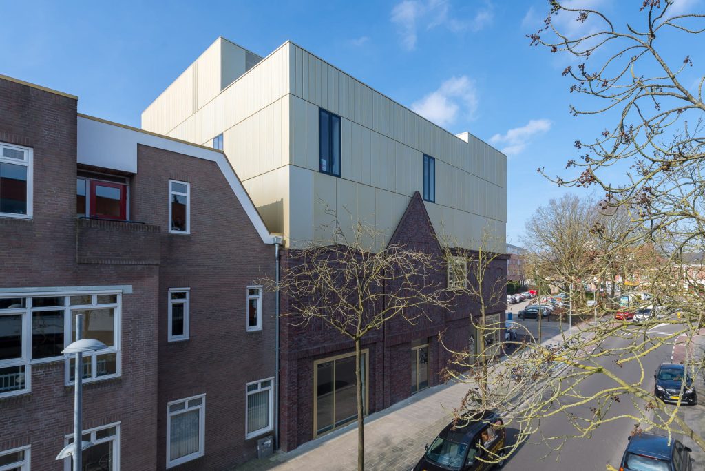 Zijaanzicht van het prins claus consercvatorium in Groningen