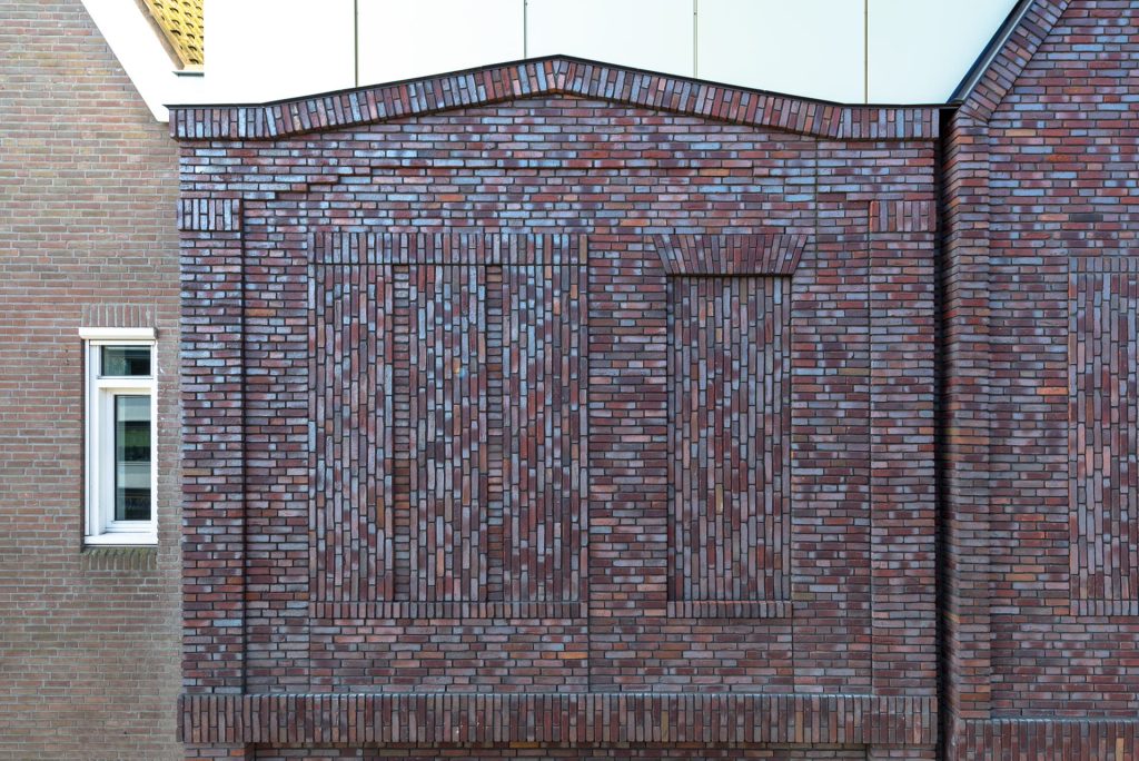 Detail van een muur met diepte in het metselwerk