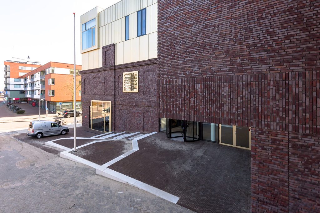 Zijgevel van het Prins Claus Conservatorium in Groningen met donkere stenen