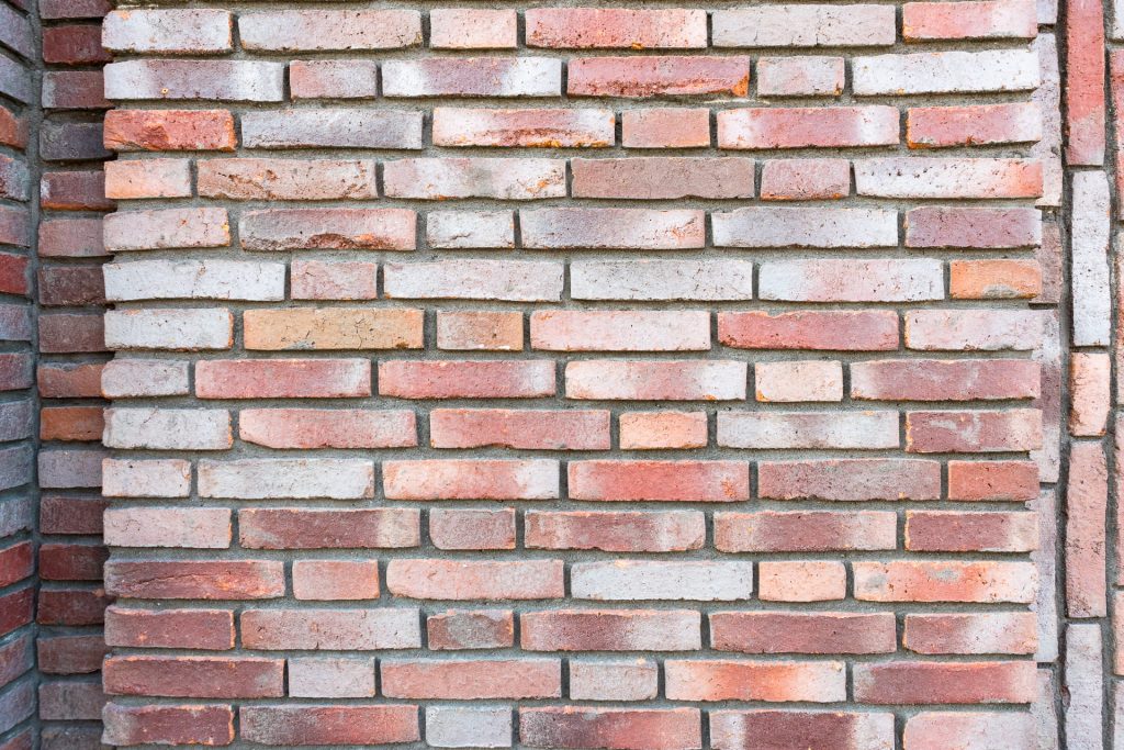 Stenen muur met verschillende kleuren stenen