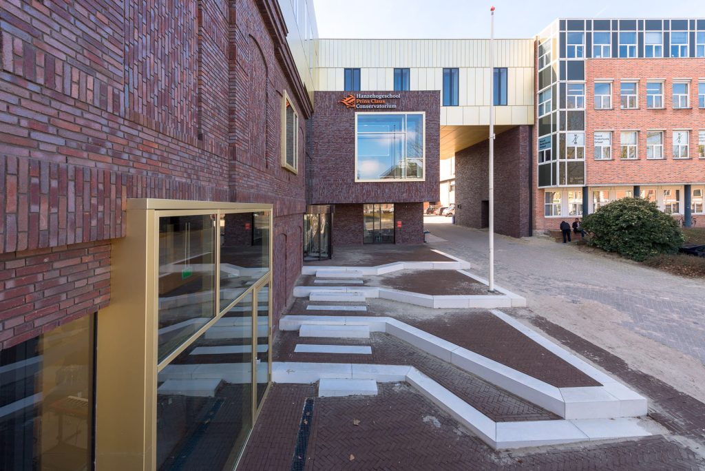 Coseup van horizontale en verticaal gemetselde roodbruin kleurige stenen