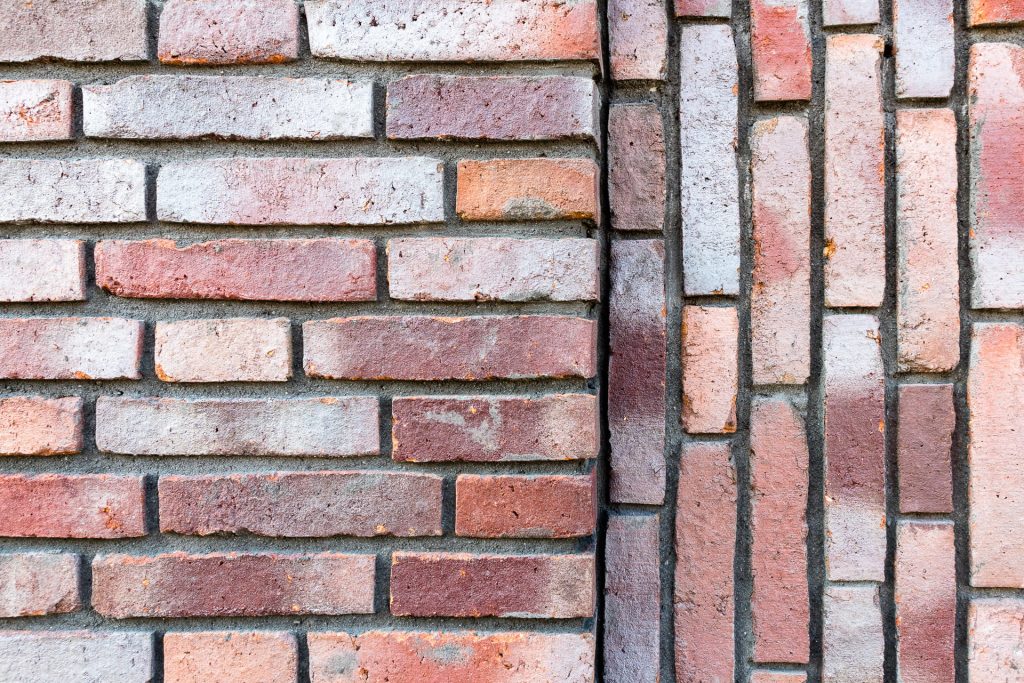 Closeup van een muur met verschillende lagen en een gedeelte horizontaal en verticaal gemetseld.