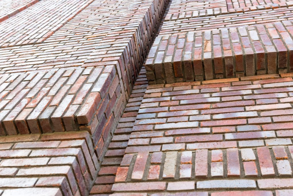 Closeup van een muur met verschillende lagen stenen horizontaal en verticaal gemetseld