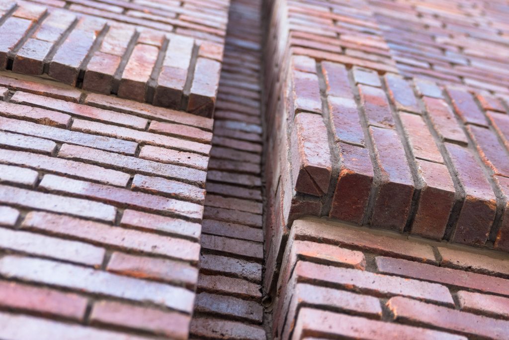 Closeup van een muur met verschillende lagen stenen horizontaal en verticaal gemetseld