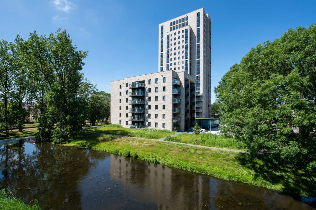 gebouw met lichte gevelstenen en steenstrips met