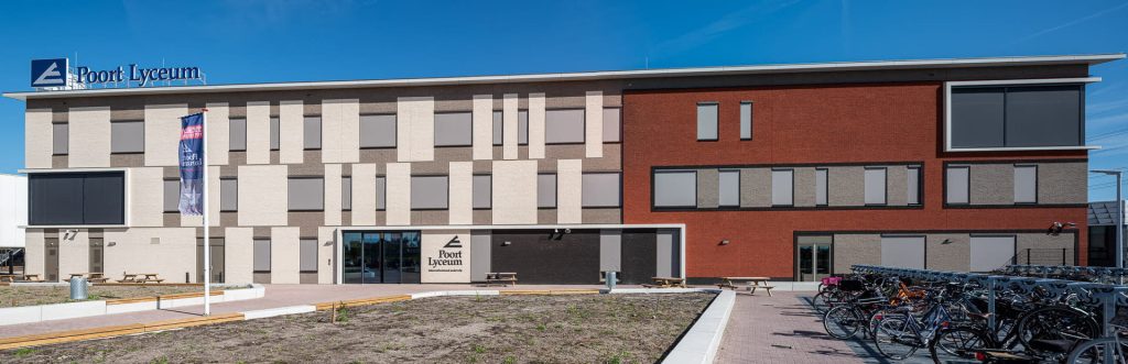Gebouw met witte vlakken links en rode vlakken rechts