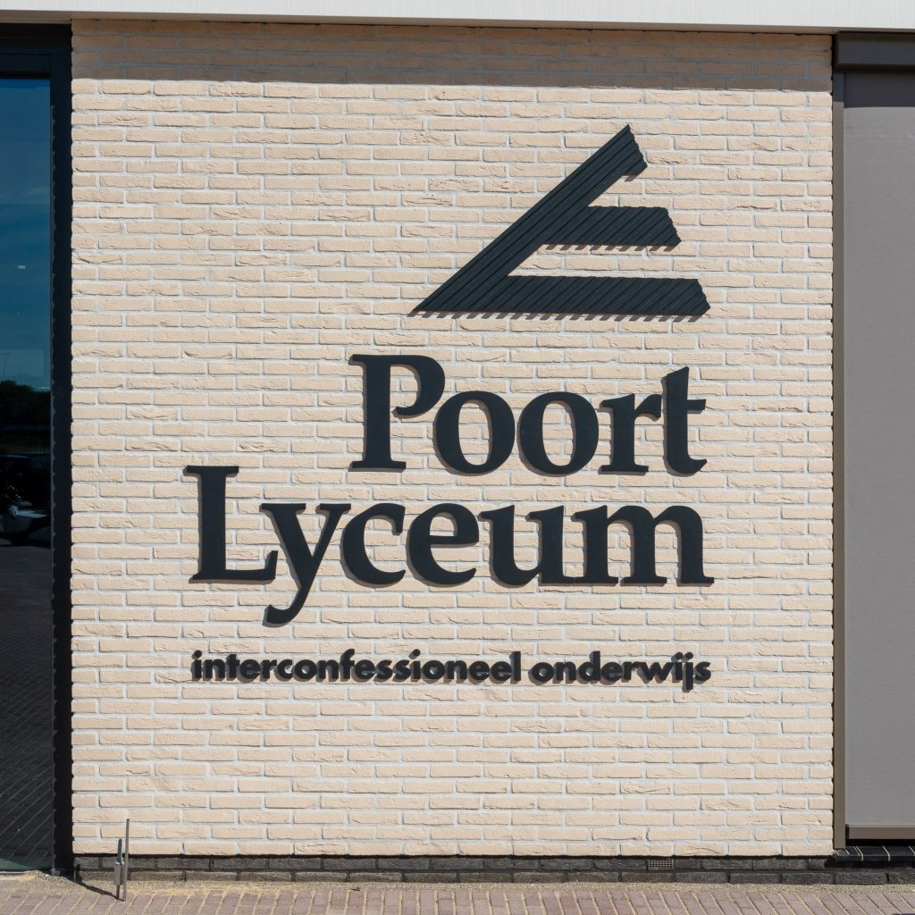 Logo van het Poort Lyceum op een lichte gevel