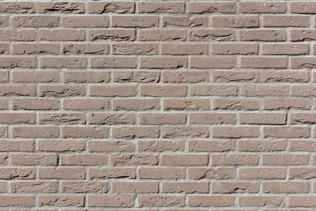 Detail van een muur met lichtbruine steen