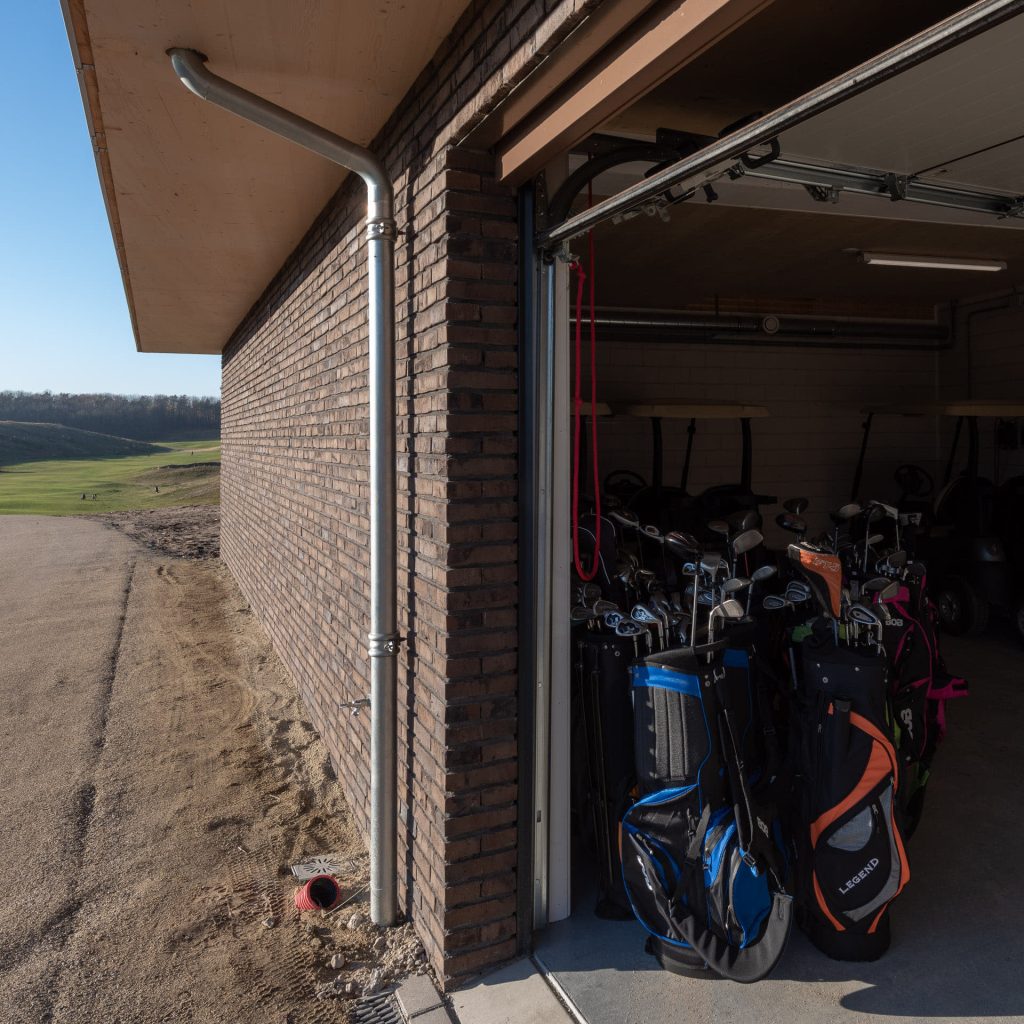 Zijkant een gebouw met op de achtergrond een
