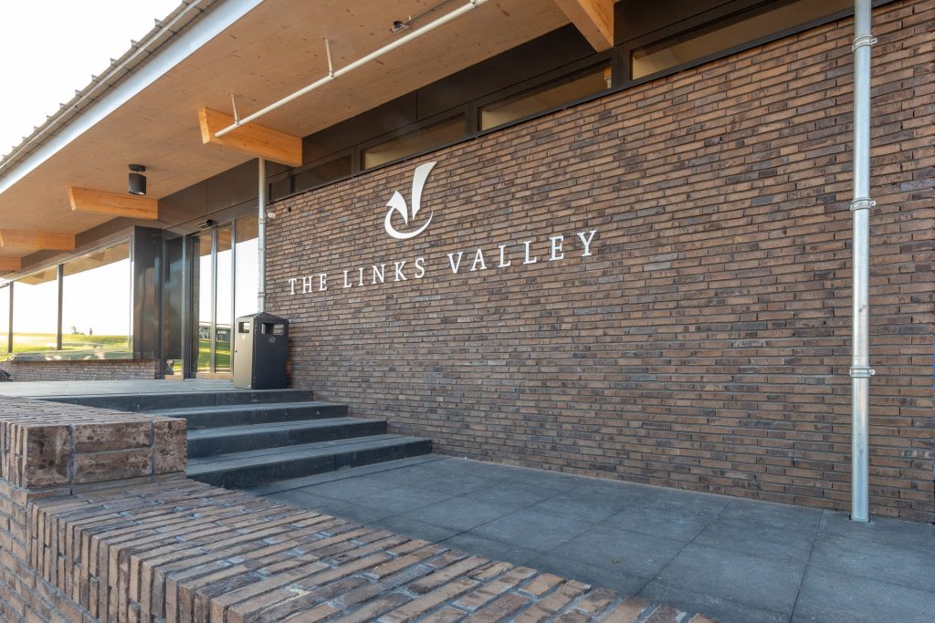 Muur met daarop letters The Links Valley