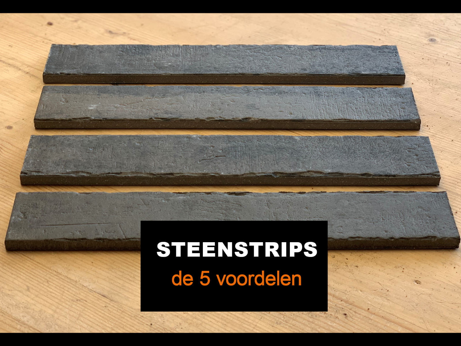 vier steenstrips op een houten achtergrond