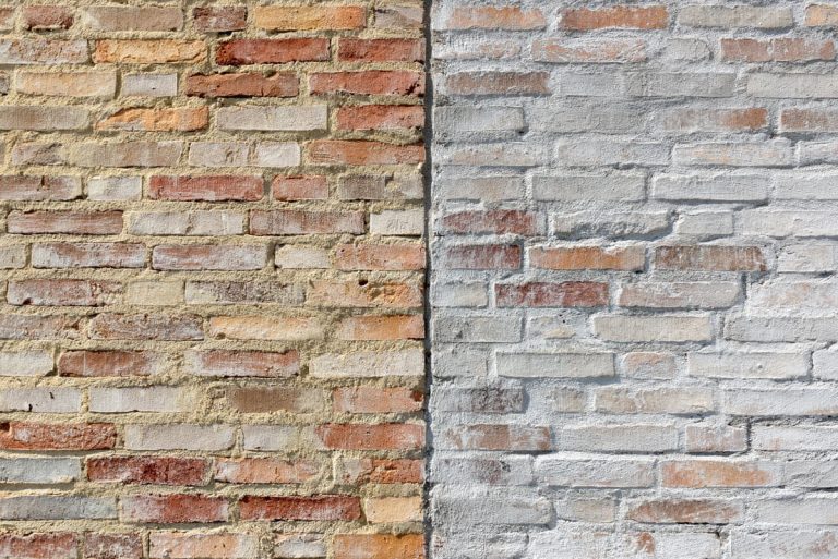 Chipperen: een muur met geel links en een witgrijze muur rechts