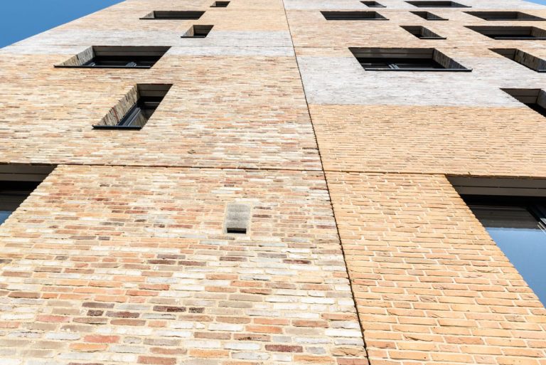 Een muur waarvan gewerkt is volgens het chipperen